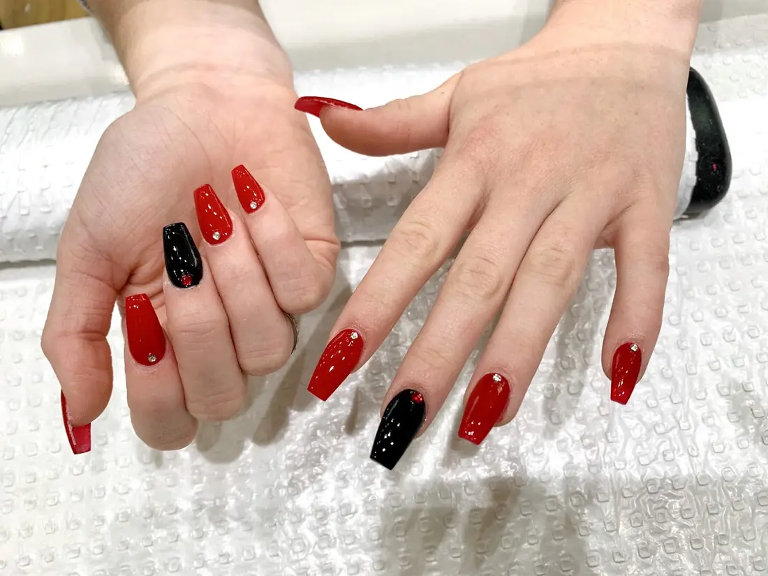 Long red and black coffin nails
